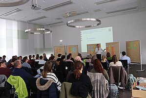 Vortragender und Publikum bei einem Vernetzungstreffen