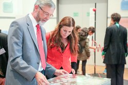 Prof. Thomas Schmid und Janine Wissler (DIE LINKE) am Stadtklimamodell