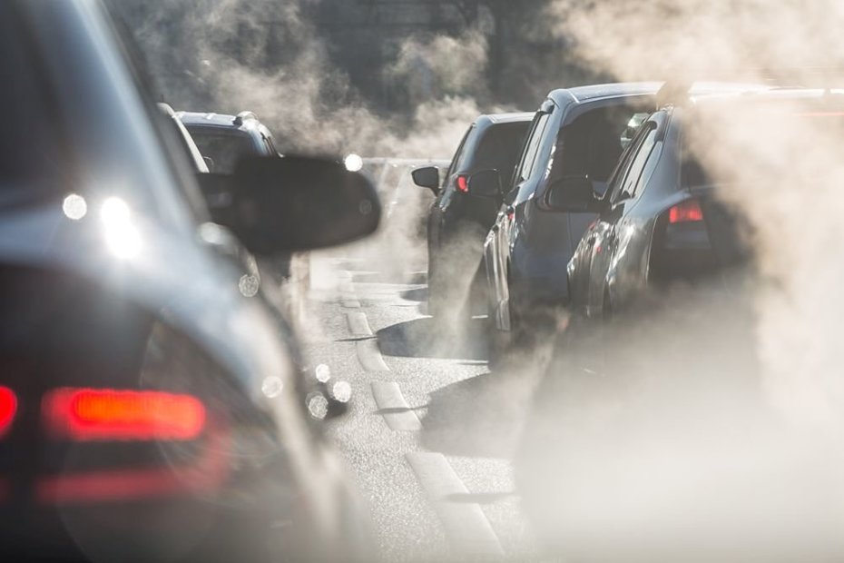 Auto-Stau mit Abgasen