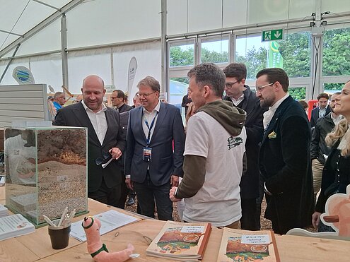 Staatsminister Jung und Oberbürgermeister Wingenfeld mit dem Hessentagspaar sowie weiteren Gästen zu Besuch am Stand des Ministeriums
