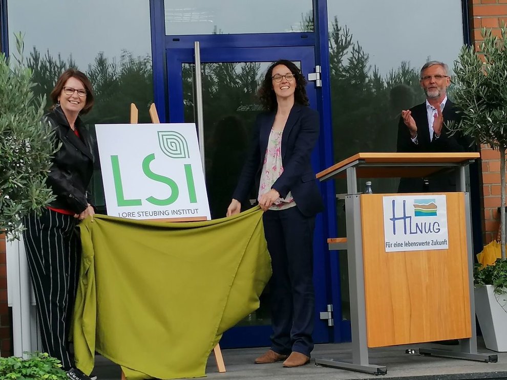 Umweltministerin Priska Hinz und die Hessische Wissenschaftsministerin Angela Dorn enthüllen im Beisein von Prof. Dr. Thomas Schmid das Logo des neuen Instituts LSI1.jpg