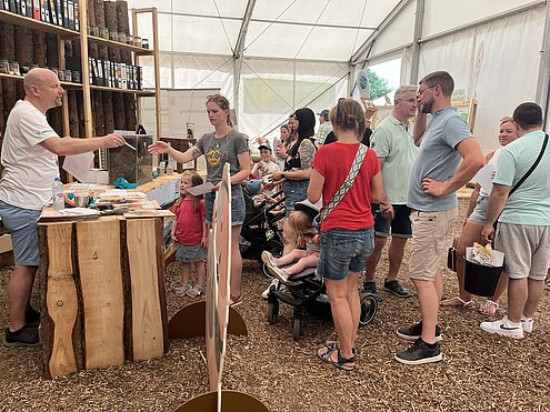 Viele Personen am Hessentagsstand