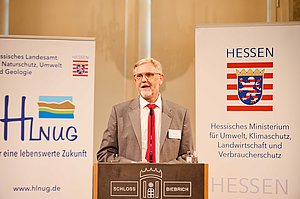 Foto von Prof. Dr. Schmid bei seiner Rede im Schloss Biebrich