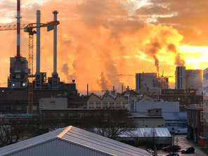 Industriegebiet mit rauchenden Schornsteinen