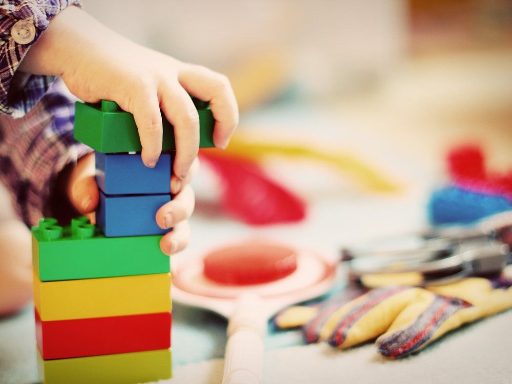 Hand mit Spielzeug