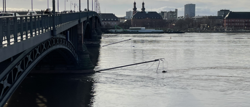 An den 4 Pfeilern der Brücke sind Pumpen zur Probenahme befestigt. An den 4 Pfeilern der Brücke sind Pumpen zur Probenahme befestigt.