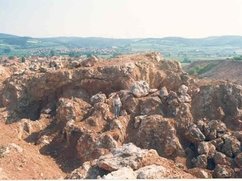 Bereits in der Zechsteinzeit verkarstete Gipsoberfläche, die durch Abräumen der Überdeckung freigelegt wurde (Steinbruch Alheim-Niederellenbach) 