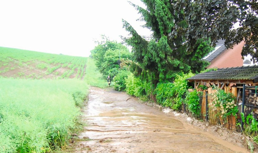 Foto, das abgetragenen Boden auf einem Feldweg direkt nach einem Regenereignis zeigt