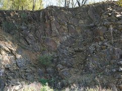 Meta-Basalte (Diabase) im Steinbruch Altenkirchen mit der typischen rundlichen Ausbildung sogenannter Pillows (Kissenstrukturen). Die ehemals am Ozeanboden gebildeten vulkanischen Gesteine wurden niedriggradig metamorph überprägt.