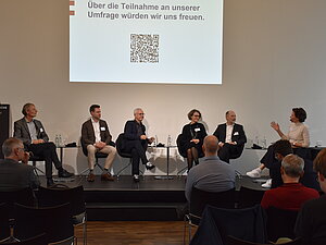 Podiumsdiskussion, von links: Mathias Linder, Daniel Imhäuser, Dr. Oliver Kuhl, Prof. Dr. Anja Rosen, Karl-Hermann Krombach, Franziska Vogt