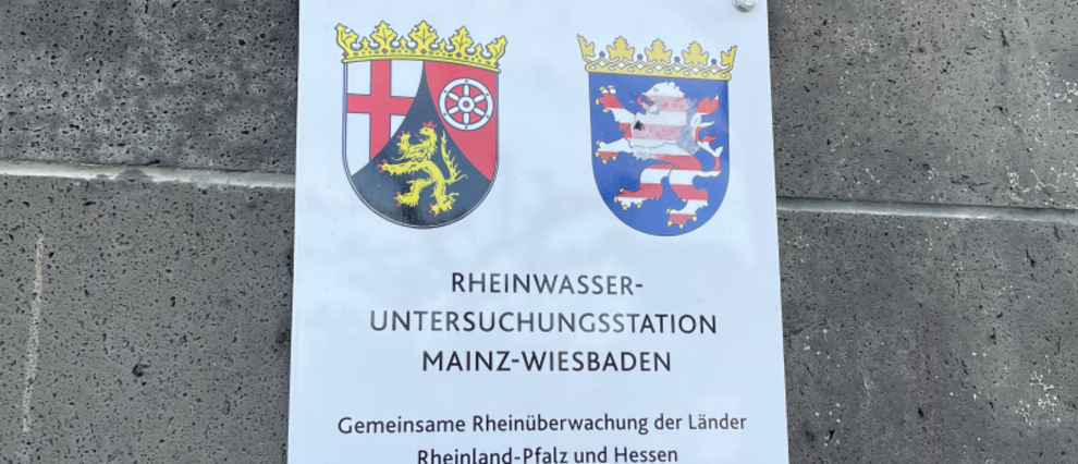Eingang der gemeinsam betriebenen Rheinwasser-Untersuchungsstation Mainz-Wiesbaden. Eingang der gemeinsam betriebenen Rheinwasser-Untersuchungsstation Mainz-Wiesbaden.