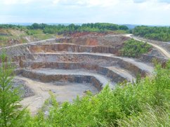 Hochreiner devonischer Massenkalk (Riffkalkstein) im Steinbruch am Schneelsberg zwischen Runkel-Hofen und Beselich-Niedertiefenbach   