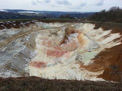 Weiße, gelbe und rote Varietäten von quarzreichem Kaolin des Kaolintagebaus Kettenbach im nordöstlichen Taunus bei Bad Schwalbach 