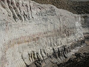 Spezialtone, weißer Ton und sehr hochwertiger Blauton der Tongrube „Herrmann“ der Fa. Sibelco bei Beilstein (Gemeinde Greifenstein, Hessen)