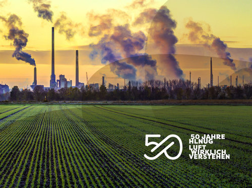 Felder mit Industriegebiet im Hintergrund