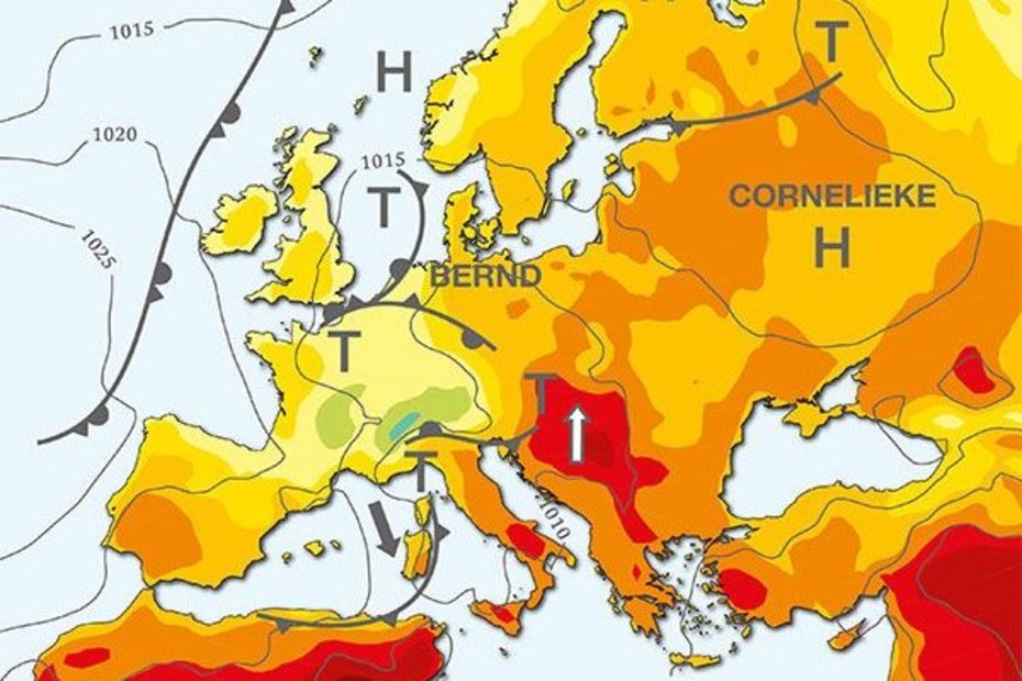 Großwetterlage am 13.07.2021. Farben zeigen die Temperatur, dünne graue Linien den Bodendruck und dicke graue Linien die Fronten 