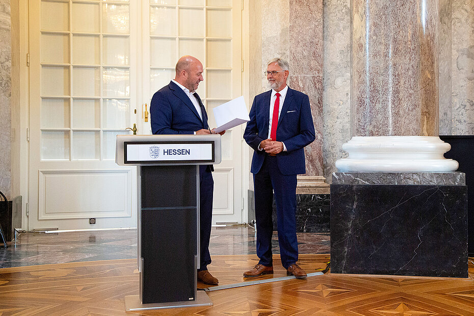 Staatsminister Ingmar Jung übergibt die Urkunde über die Versetzung in den Ruhestand an HLNUG-Präsident Prof. Dr. Thomas Schmid