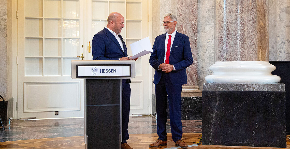 Staatsminister Ingmar Jung übergibt die Urkunde über die Versetzung in den Ruhestand an HLNUG-Präsident Prof. Dr. Thomas Schmid