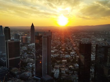 Sonne am Himmel über Frankfurt