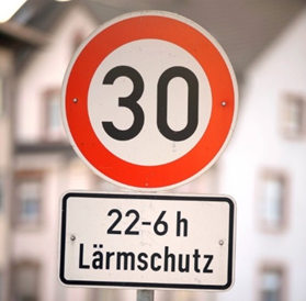 Schild mit Geschwindigkeitsbegrenzung Lärmschutz 