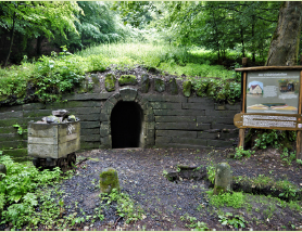 … der Friedrichstollen direkt an der Fahrstraße (L3242, Kohlenstraße) … Portal Friedrichstollen