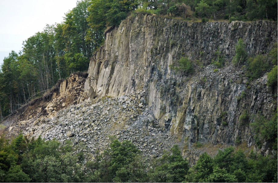 Durch Klüfte im Basalt der Stinksteinwand tritt Braunkohle-Verbrennungsgeruch aus, verursacht durch schwelende Kohleflöze in tiefer liegenden ehemaligen Stollen. Durch Klüfte im Basalt der Stinksteinwand tritt Braunkohle-Verbrennungsgeruch aus, verursacht durch schwelende Kohleflöze in tiefer liegenden ehemaligen Stollen.