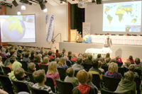 Herr Rötzel mit den Kindern im Publikum