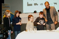 Herr Rötzel und die Kinder beim Experimentieren